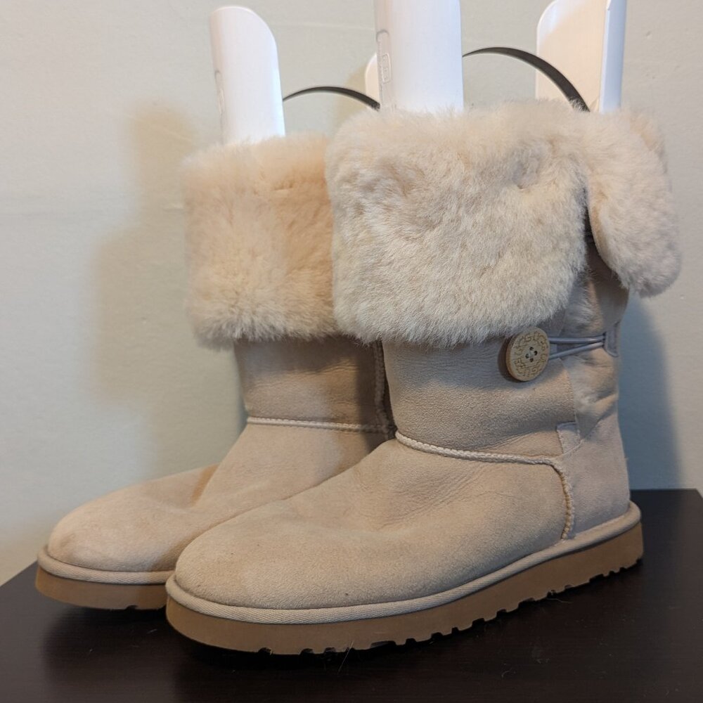 UGG Bailey Button Triplet Boot in Sand Size 9 US